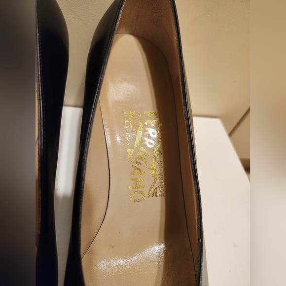 Salvatore Ferragamo Black Leather Classic Block Heel Pumps Sz 6.5 B Ret. $695 - Picture 4 of 9